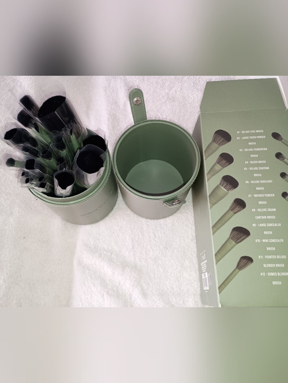 24 Makeup Brush With Case in Sage Green